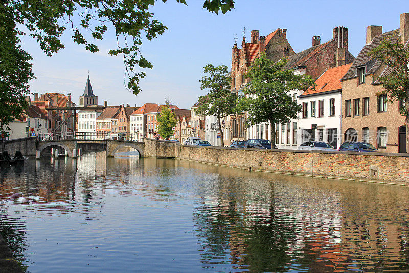 一条运河穿过比利时布鲁日一个安静的街区