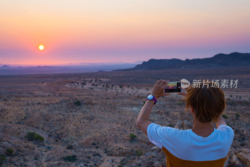 游客拍摄纳米布沙漠
