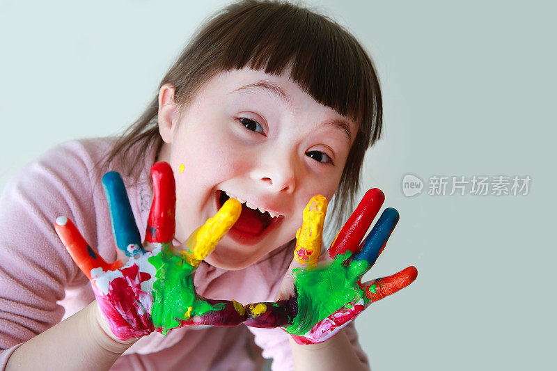 可爱的小女孩，涂了颜料的手