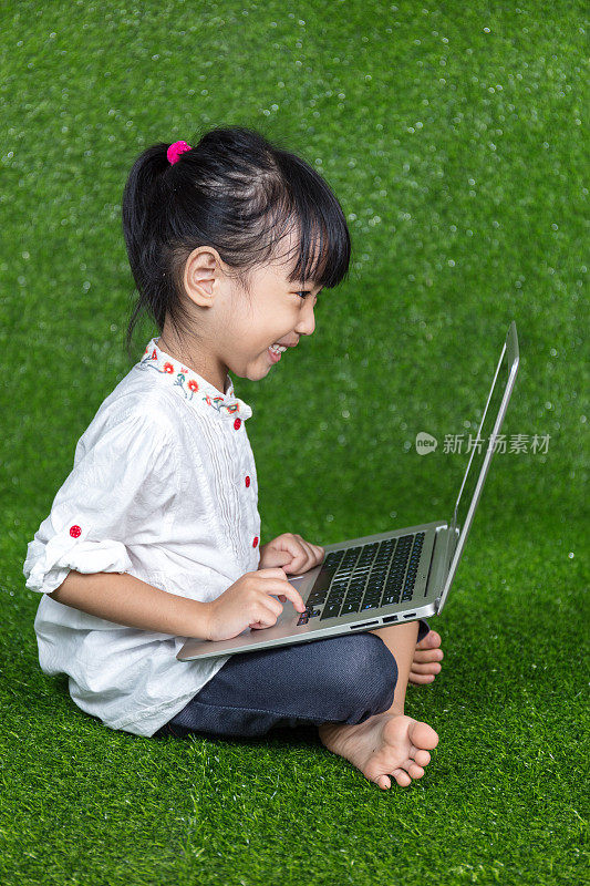 亚洲华人小女孩玩笔记本电脑