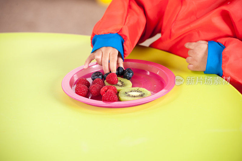 混血幼童选择吃水果