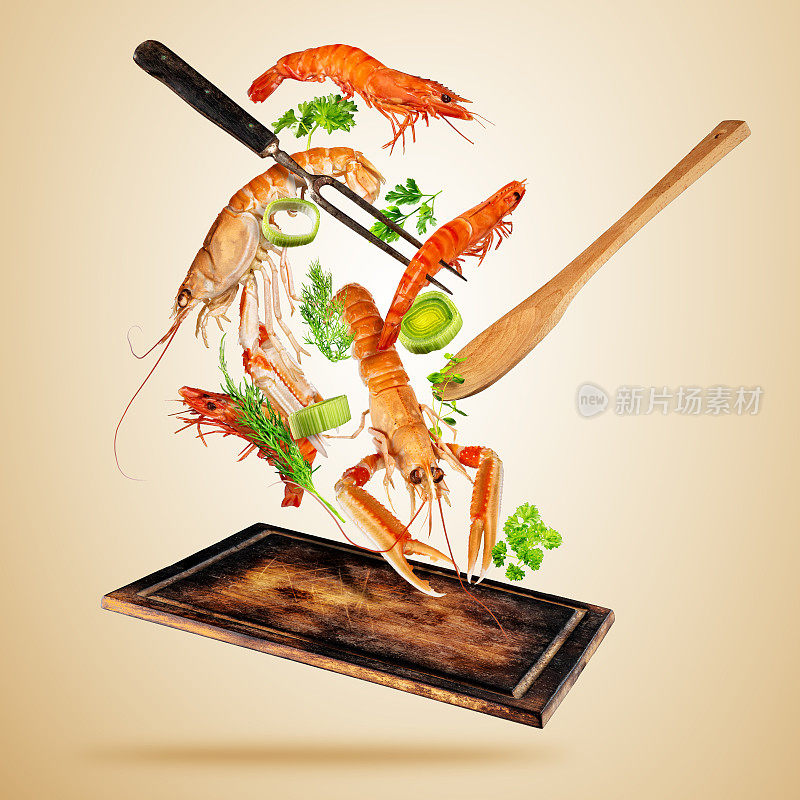 新鲜的海鲜，虾和龙虾飞在木板上