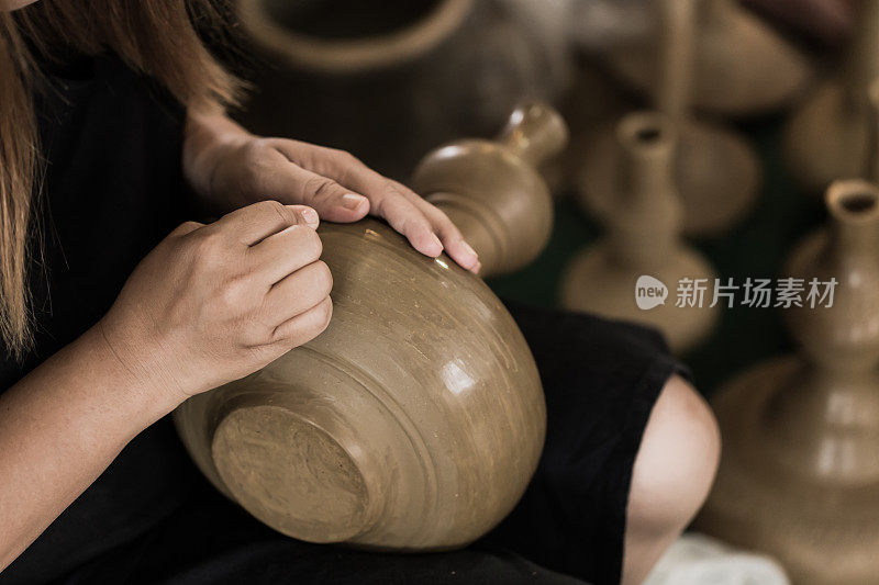 年长亚洲手工陶工手工制作陶罐陶器。