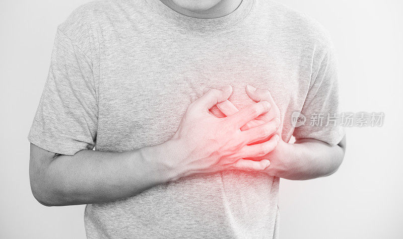 一个男人摸着自己的心，用红色突出心脏病发作的概念，用白色作背景