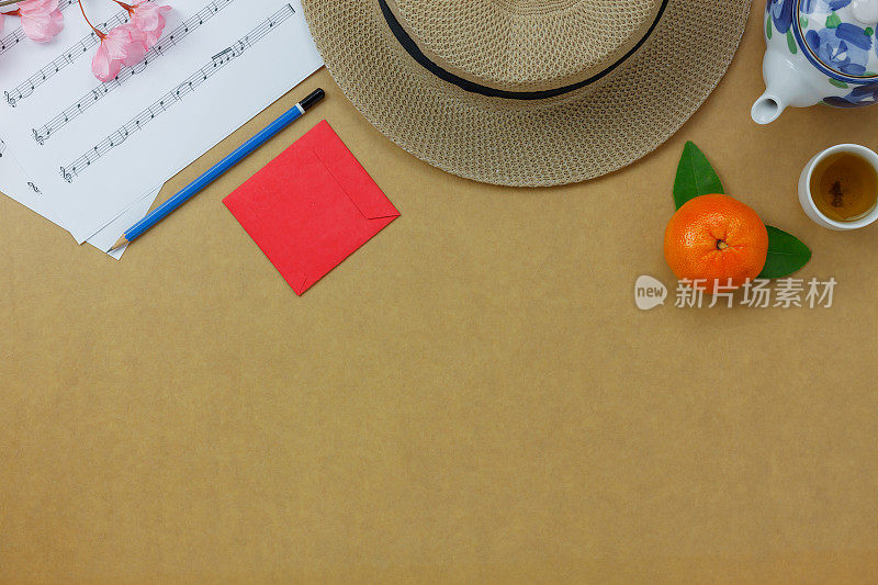 表顶查看中国新年与乐谱音符的概念背景。复制空间的创意设计文本或字体。不同的物品在现代乡村棕色木制的家庭办公书桌上。