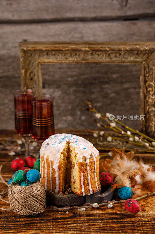 乡村风格的基督教节日复活节食物照片。桌上摆满了复活节蛋糕和彩绘彩蛋。