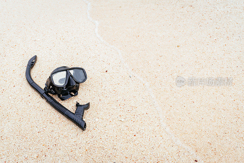 海滩上的浮潜面罩