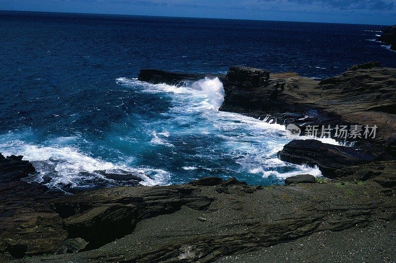 海浪冲击海岸线