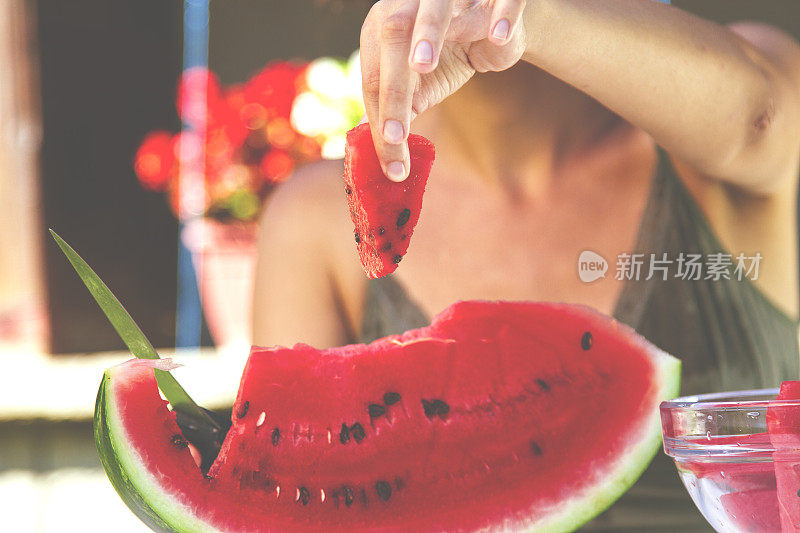 在户外野餐桌上切西瓜。夏天