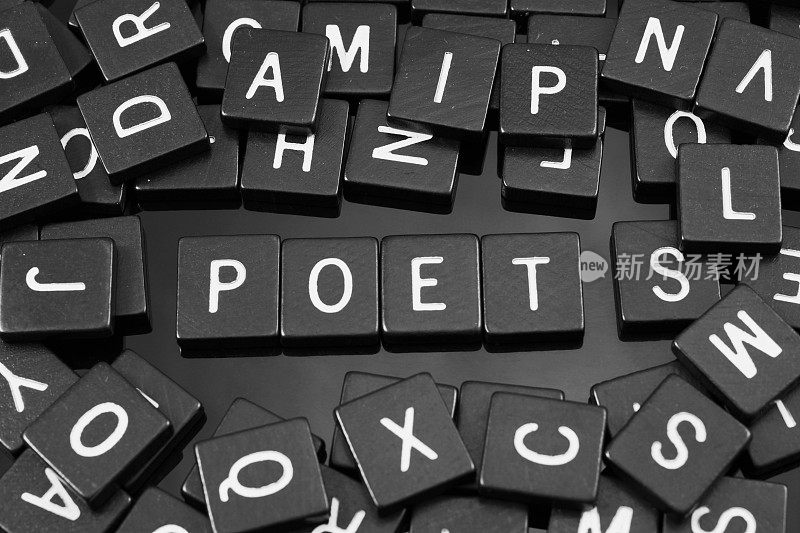 黑色字母瓷砖拼出“诗人”这个词