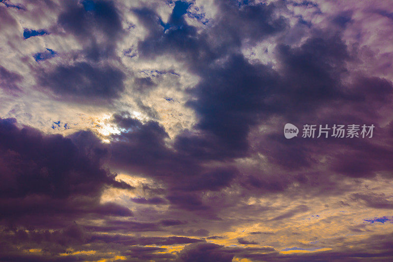 暴风雨的日落天空