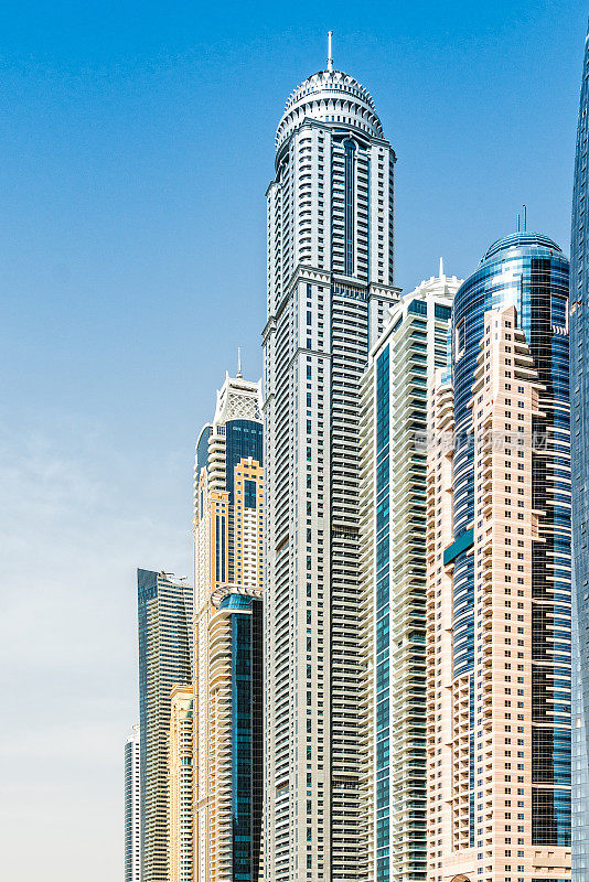 阿拉伯联合酋长国迪拜码头的摩天大楼