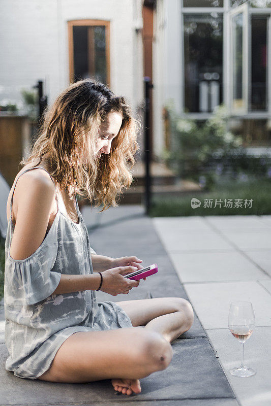 一个年轻漂亮的女人用手机的照片