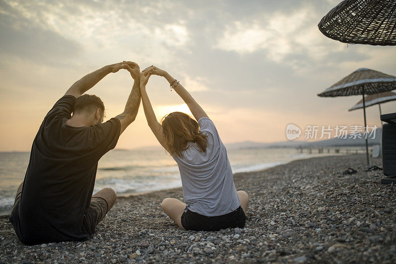 在海滩上冥想的夫妇