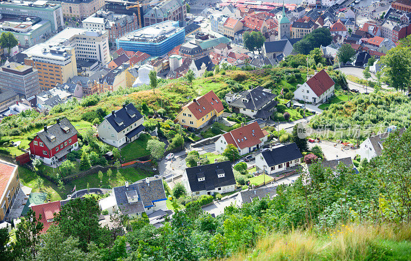 从佛øyen山顶俯瞰别墅的田园诗般的景色。卑尔根市