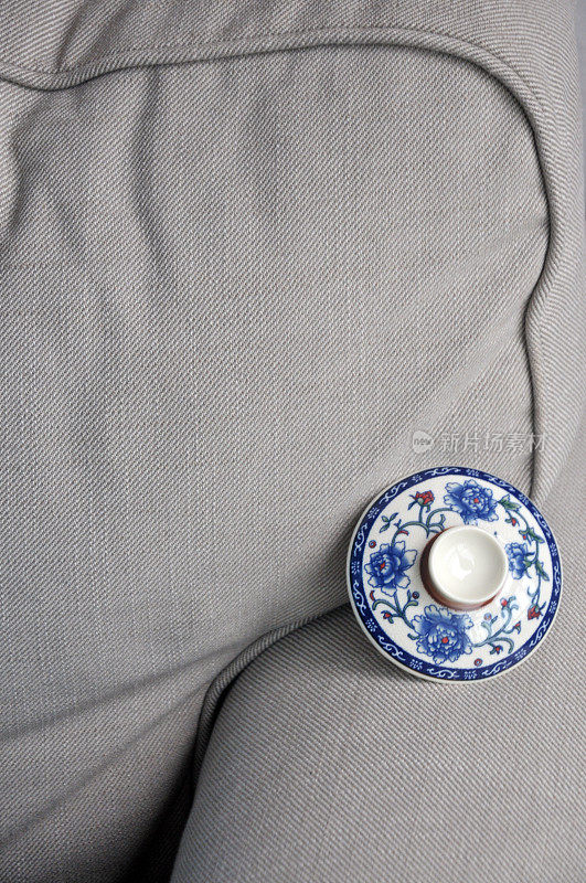 沙发扶手上的茶杯