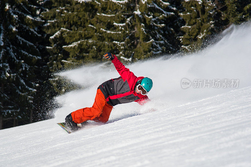 冬季滑雪场的自由骑手滑雪。在斜坡上滑雪