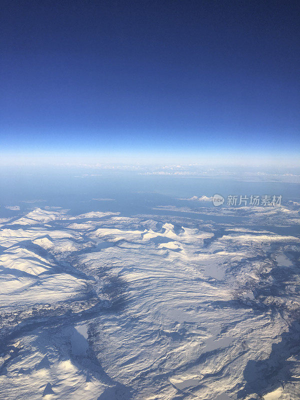 挪威北部冰雪覆盖山脉的鸟瞰图