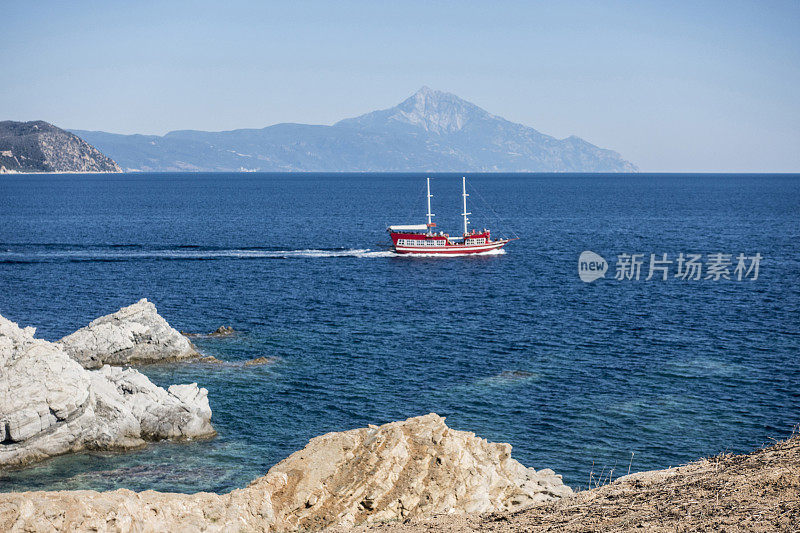 希腊乌拉努波利的Ammouliani岛的红色游船