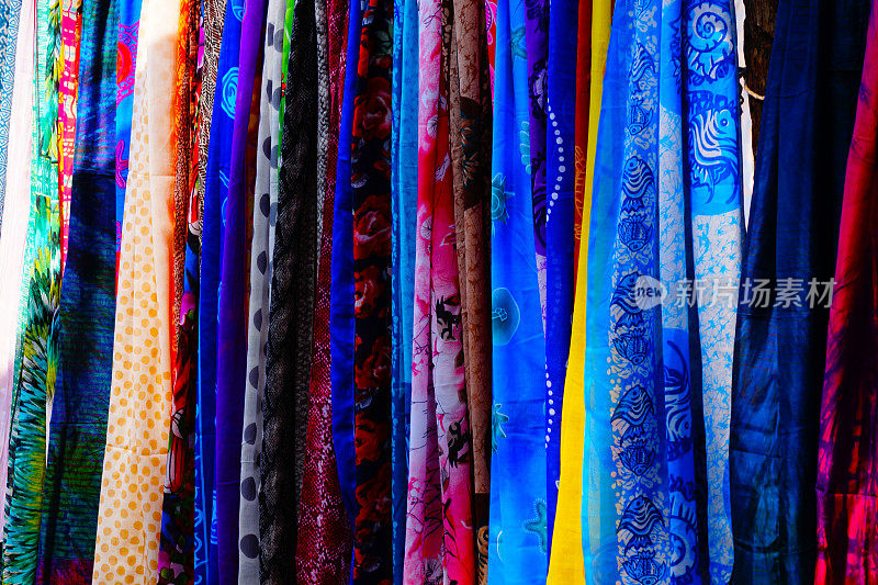 印度跳蚤市场上五颜六色的纱丽、围巾和手工包。