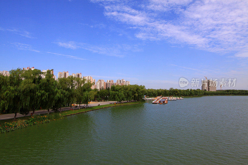 建筑景观和宽阔的水面，在中国的北方