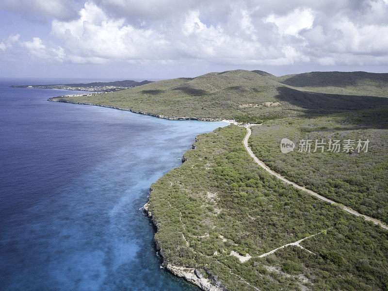 库拉索岛海岸线和公路鸟瞰图