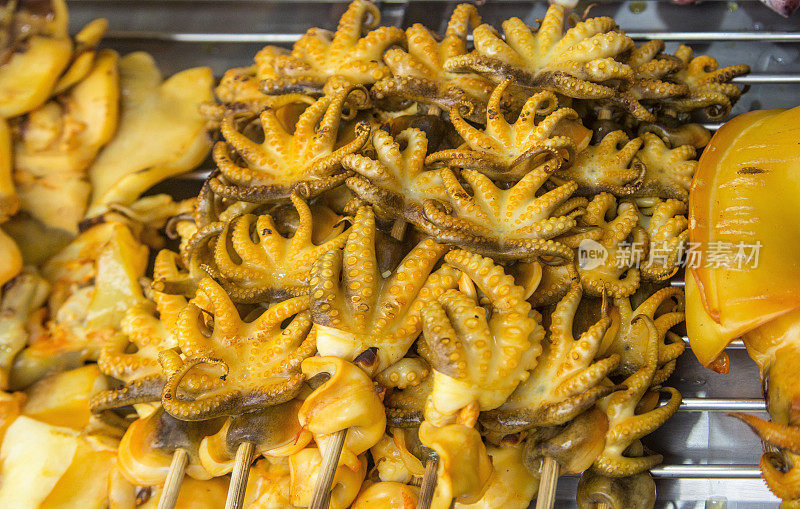 亚洲泰国鱼市上各种形状的熟鱿鱼(墨鱼)
