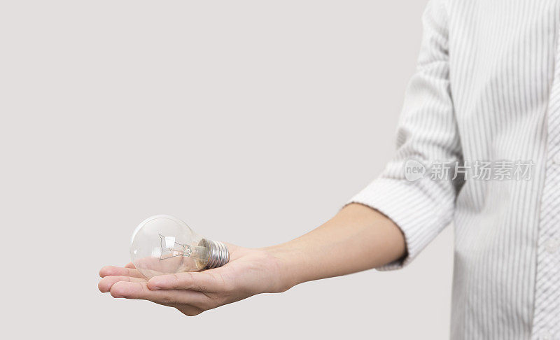 商务手握灯泡。新观念具有创新和创造力。