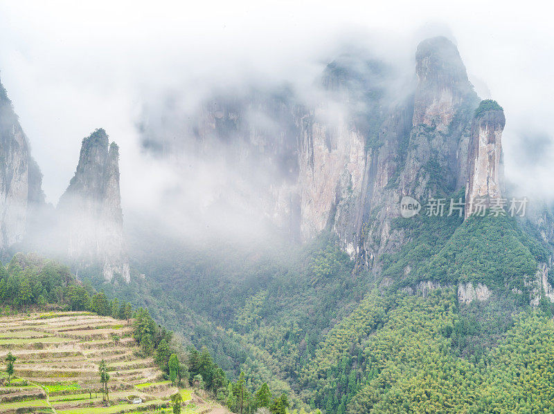 中国浙江省仙居，群山环绕，白雾缭绕。