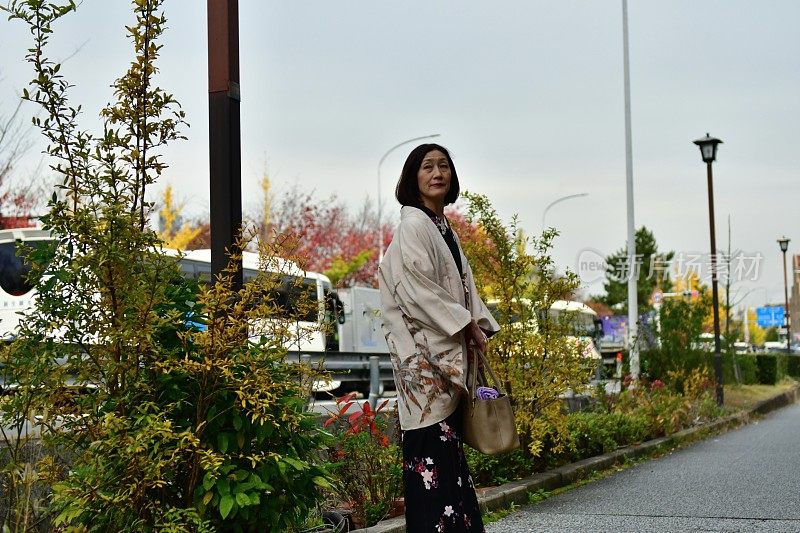 穿着和服的日本妇女行走在京都加茂河畔