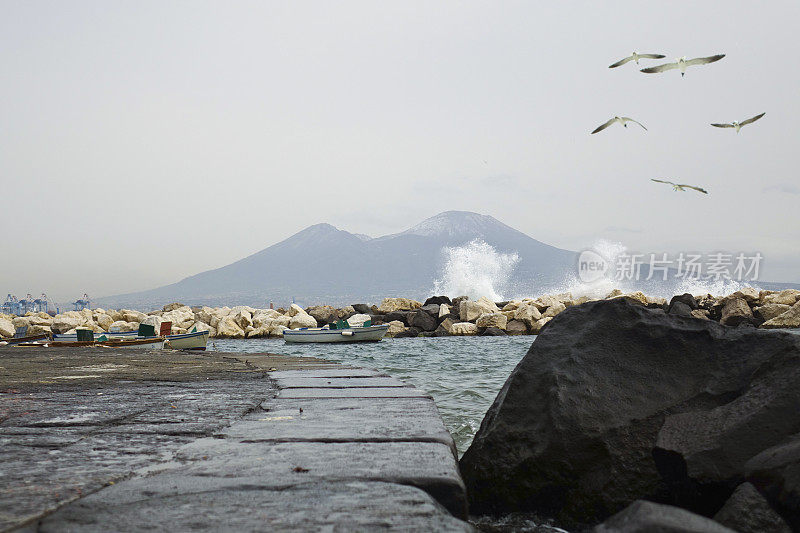 那不勒斯湾的维苏威火山，岩石和水花