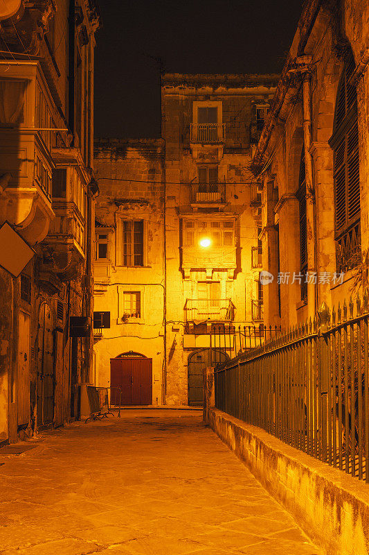 马耳他瓦莱塔市街头的夜景
