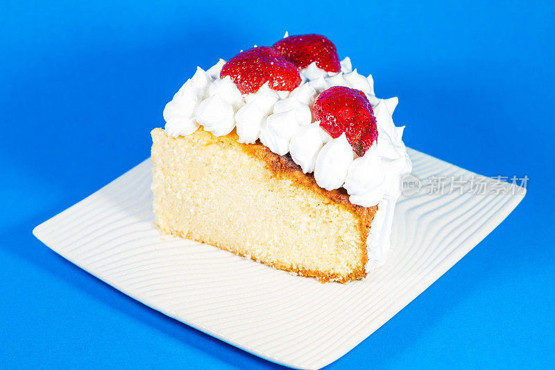 一份香草蛋糕，上面点缀着草莓和奶油