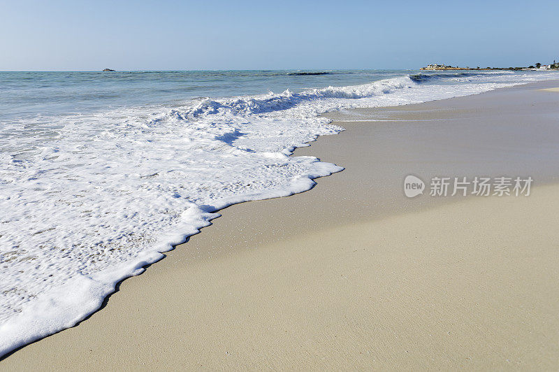 加勒比海滩上的海浪