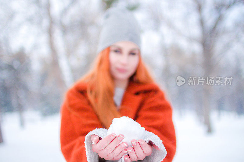 女人抱着雪球