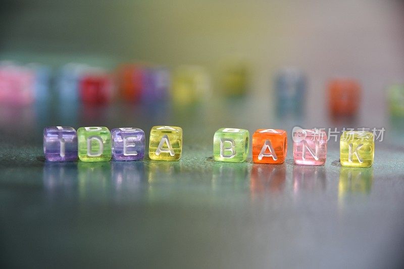 单词IDEA银行由字母立方体