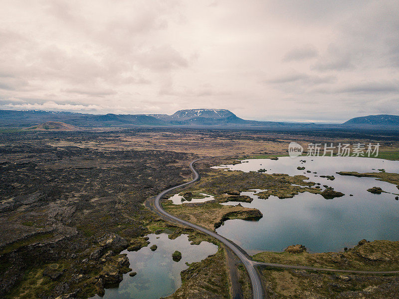 鸟瞰图的Myvatn地区在冰岛，沼泽，湖泊和道路