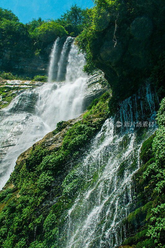 瀑布在山