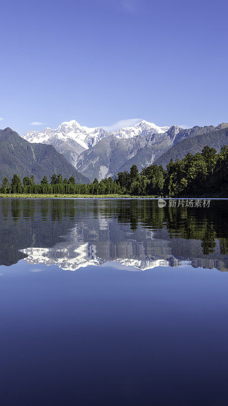 湖Matheson反射景观全景，新西兰，南岛