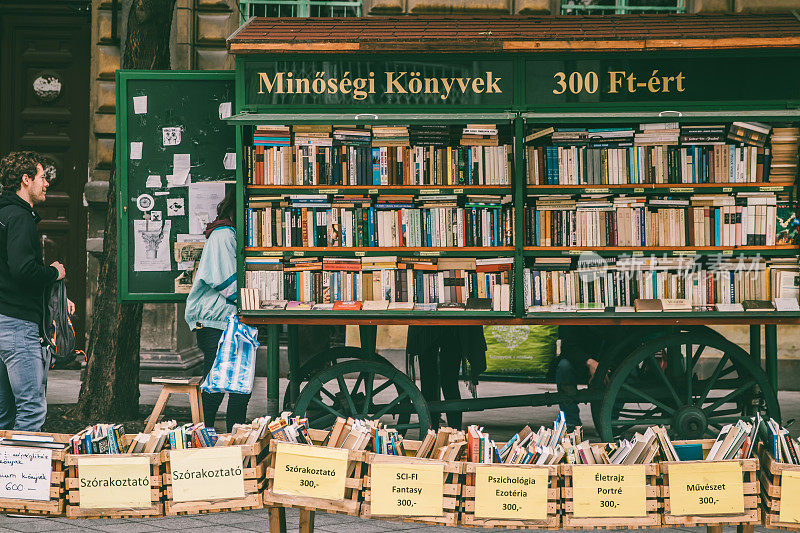 匈牙利布达佩斯的街头书店。
