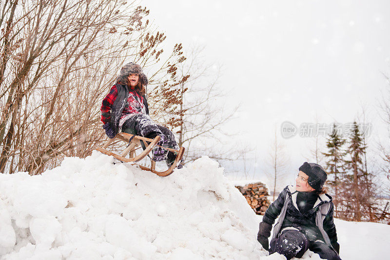 小女孩用老式雪橇滑行