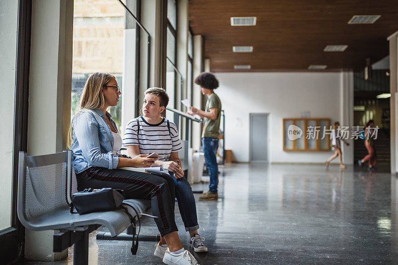 学生的生活。学生们在为上课做准备。