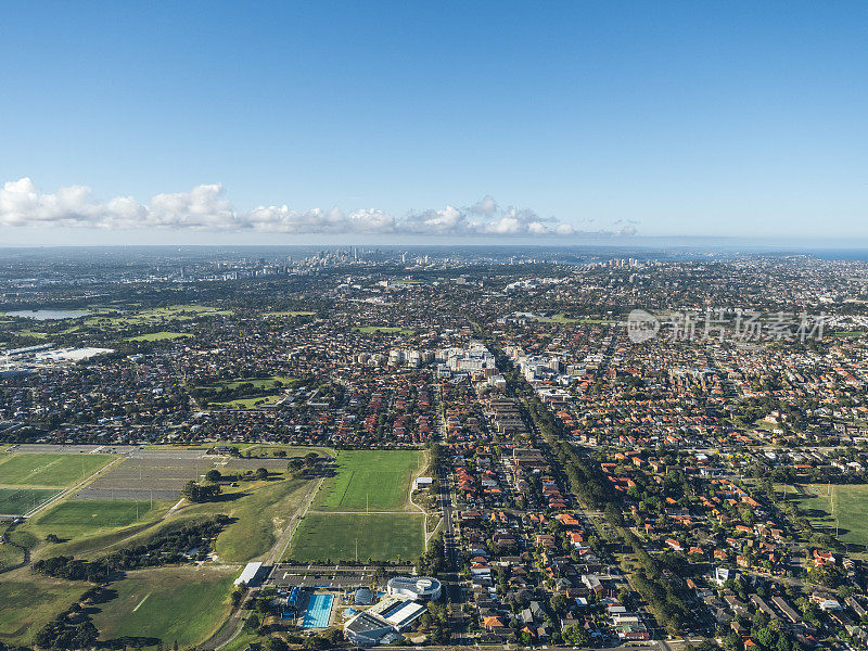 澳大利亚昆士兰郊区房屋鸟瞰图。