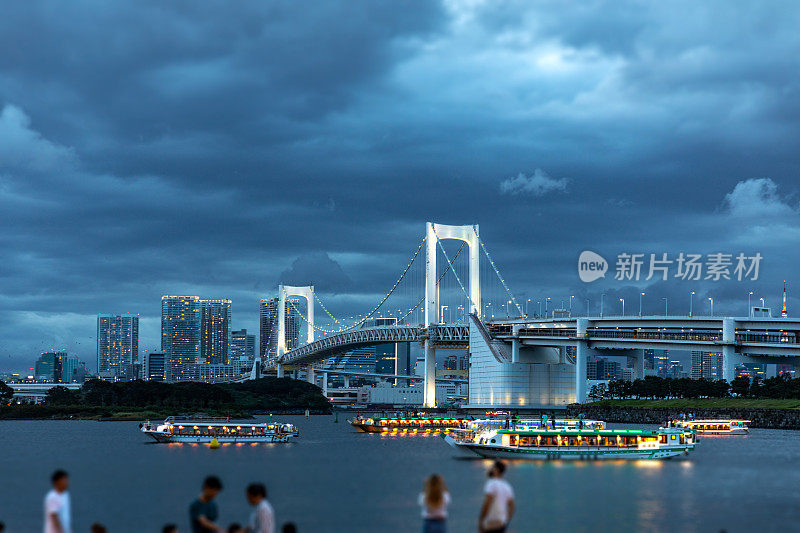 东京市中心的天际线和夜虹桥