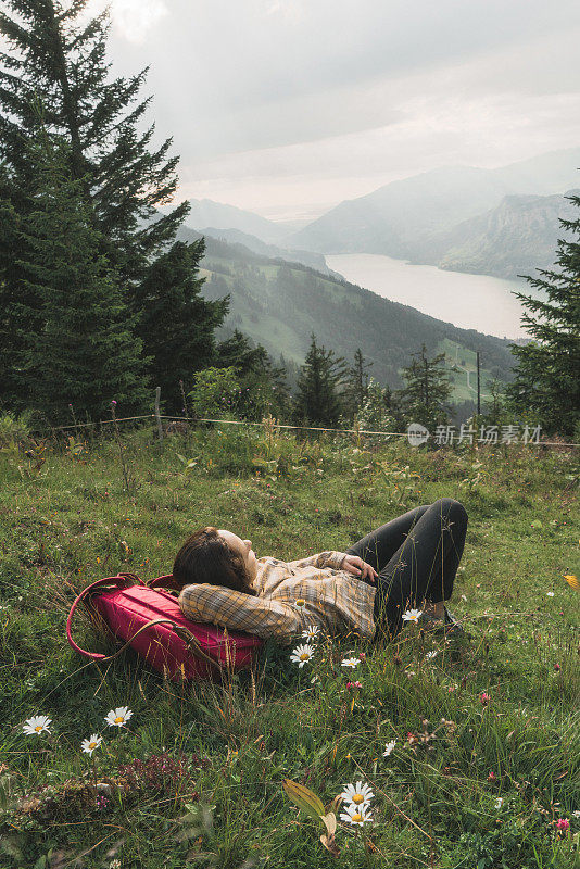 风景的女人看湖在瑞士阿尔卑斯山日落