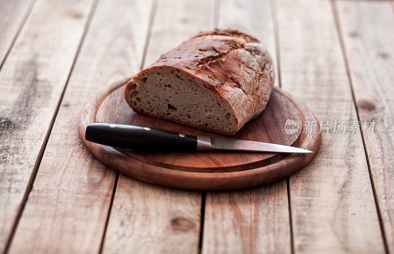 黑麦面包用小菜刀放在木板上