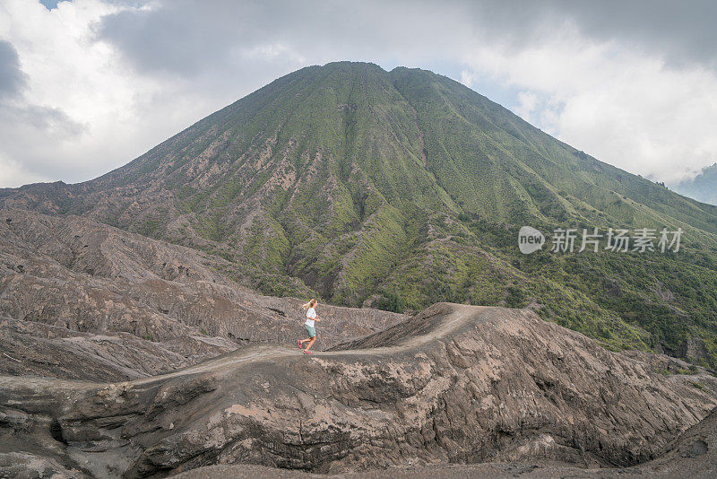 女人在火山景观上跑步