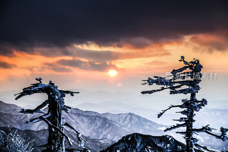 多雪的冬天，德okyoo山顶的日出