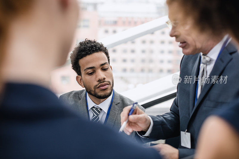 商务人士在董事会会议室讨论