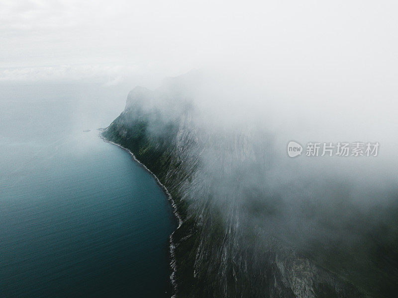 鸟瞰图的高山峰的塞格拉山和海在挪威北部的雾